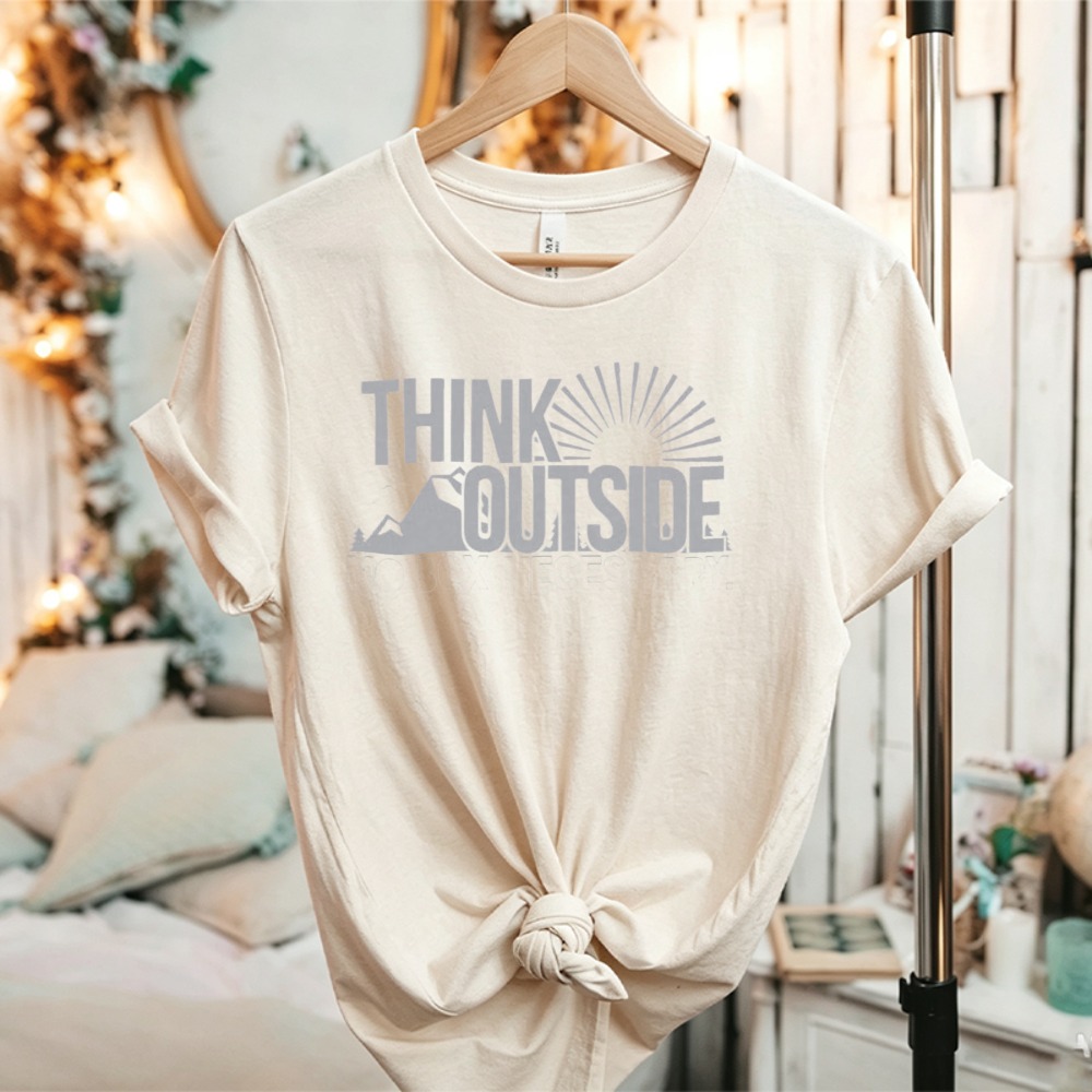 Outdoor Adventure Quotes Short - Koszulka z grafiką Think Outside Sun