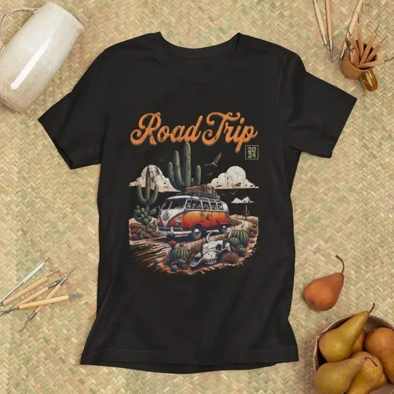 Outdoor Adventure Ideas - Koszulka Road Trip z klasycznym wzorem